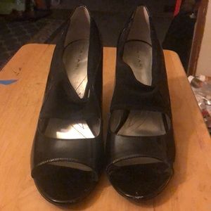Tahari Black patent leather size 10M